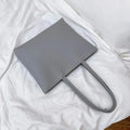 Bolso de mano femenino de estilo moderno Este bolso de hombro para mujer combina diseño elegante con funcionalidad, ideal para uso diario o eventos especiales. Su estilo fashion y forma casual tote lo hacen versátil para múltiples ocasiones.